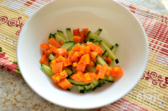 Огуречный салат с отварными овощами