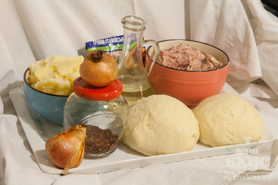 Дрожжевой пирог с начинкой из картофельного пюре и фарша