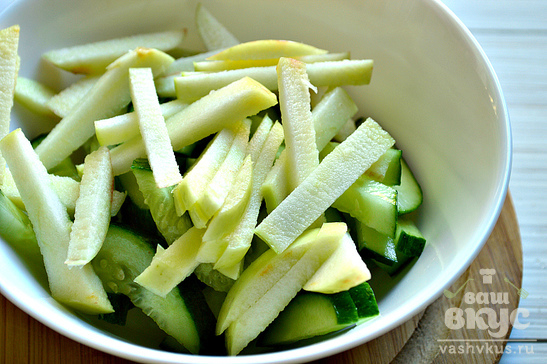 Яблочный салат с овощами