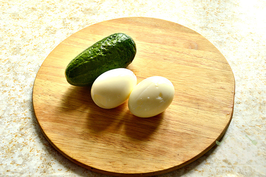 Яйца, фаршированные огуречным салатом