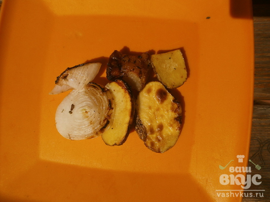 Картофель с салом и луком на гриле