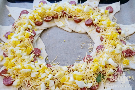 Пирог с колбасой, яйцами и сыром "Венок"