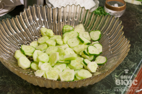 Салат из огурцов, творога с маслом авокадо