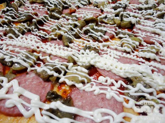 Пицца с колбасой и шампиньонами