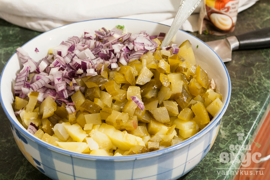Картофельный салат с куриной грудкой и солеными огурцами