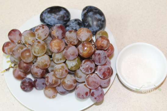 Виноградно - сливовый компот