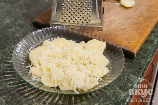 Салат с картофелем, плавленным сыром и черри