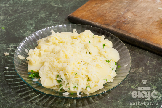 Салат с картофелем, плавленным сыром и черри