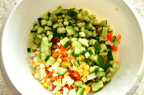 Салат с курицей, зеленым горошком и овощами