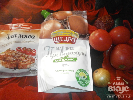 Салат с помидором и сырокопченой колбасой «Кокетка»