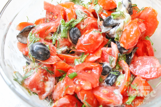 Салат с помидорами и маслинами