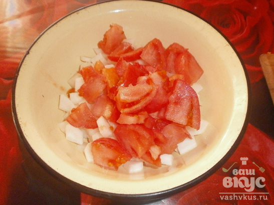 Салат с помидорами, яблоком и дайконом