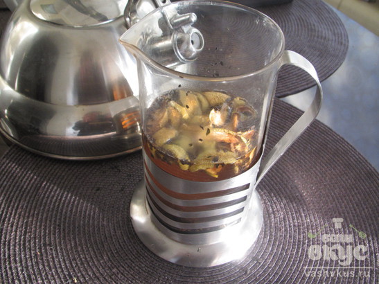 Черный чай с сухофруктами, имбирем и корицей