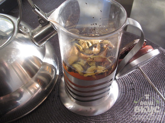 Черный чай с сухофруктами, имбирем и корицей