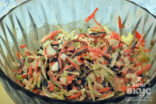 Салат из овощей и крабов с перепелиными яйцами