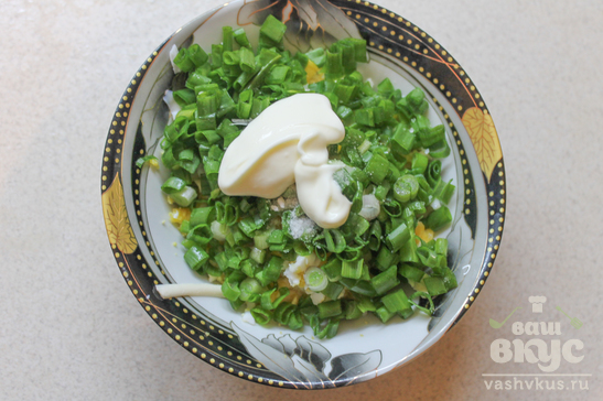 Салат из зеленого лука, яйца и плавленного сыра