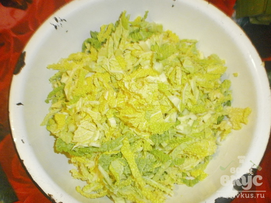 Салат из савойской капусты и лука порея