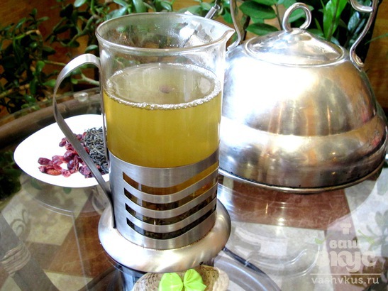 Молочный зеленый чай с клюквой