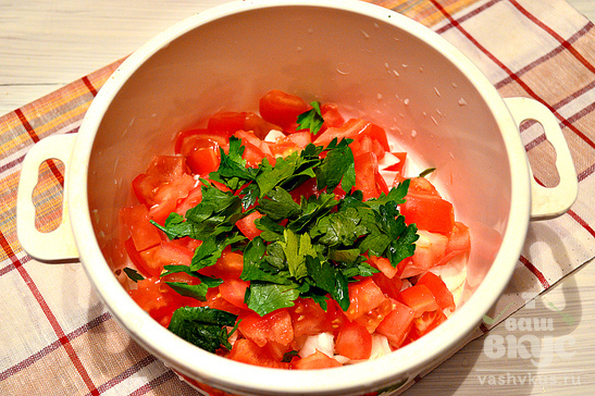 Диетический куриный салат с помидорами и капустой