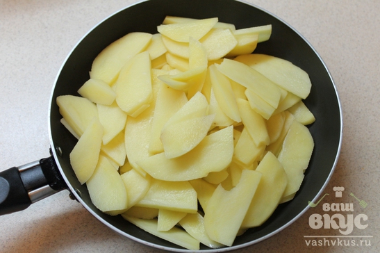 Жареный картофель с яйцами и шнитт-луком