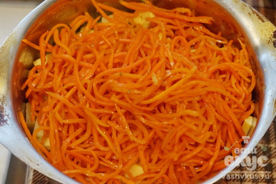 Салат с курицей, корейской морковкой и перцем