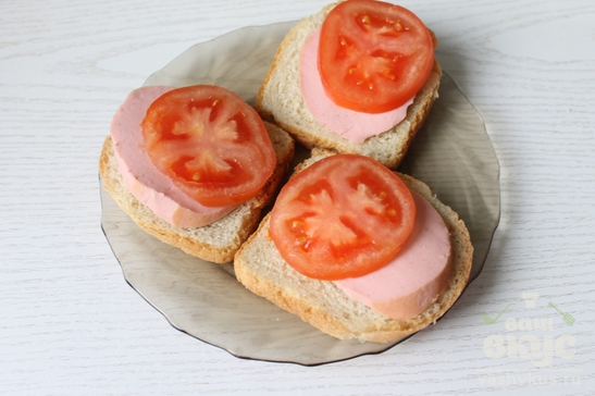 Горячие бутерброды с помидором и колбасой