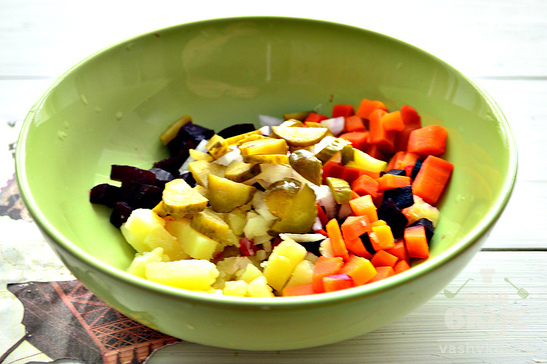 Салат из отварных овощей с корнишонами и маслинами