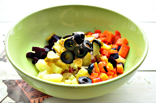 Салат из отварных овощей с корнишонами и маслинами