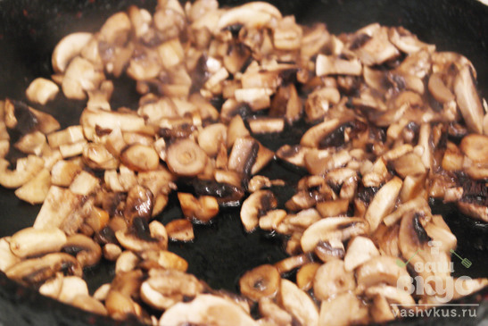 Куриная грудка с грибами и луком