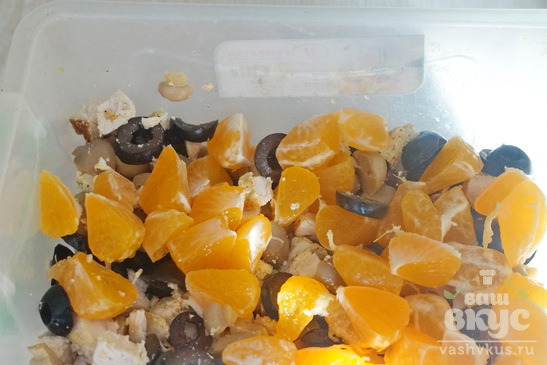 Салат с курицей, грибами и апельсинами