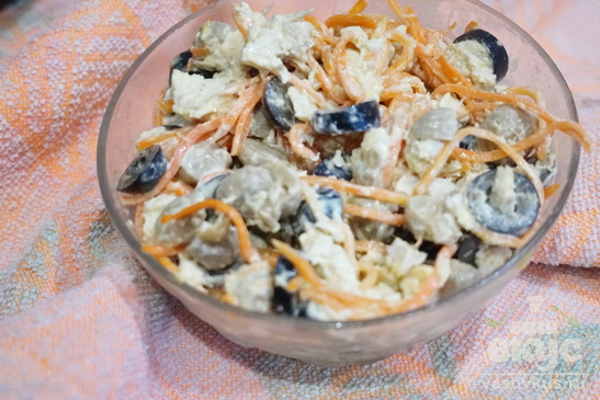 Салат с курицей, маринованными шампиньонами и корейской морковкой