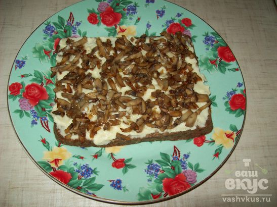 Закусочный печеночный торт с грибами