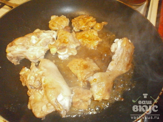 Куриные окорочка, жаренные на сковороде с соевым соусом и приправами