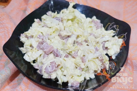 Салат с пекинской капустой, сулугуни и колбасой