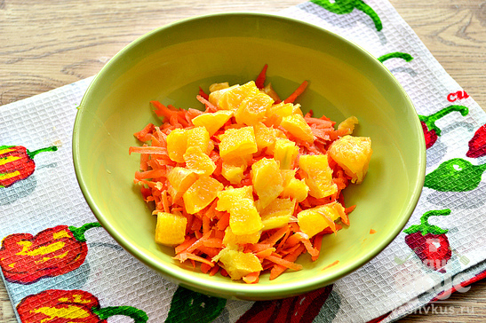 Салат с морковью, апельсином и изюмом