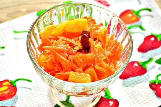 Салат с морковью, апельсином и изюмом