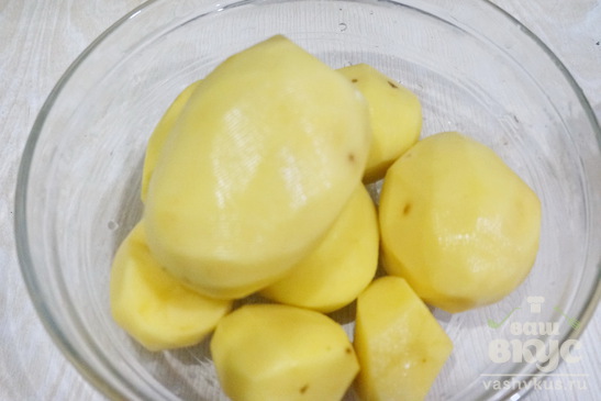 Картофель с куриным бедром в духовке