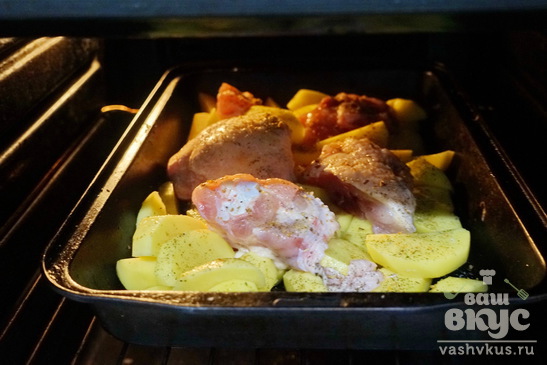 Картофель с куриным бедром в духовке