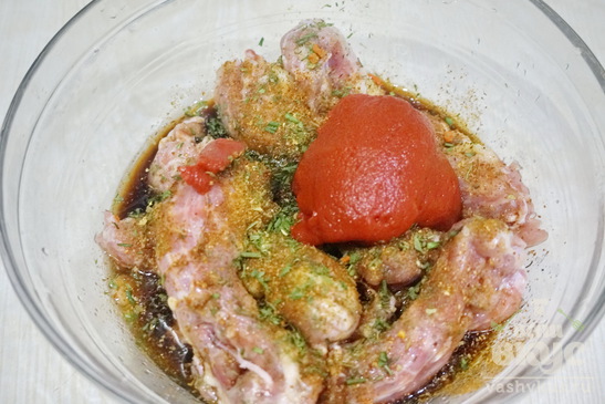 Куриные шейки маринованные в соевом соусе с томатной пастой