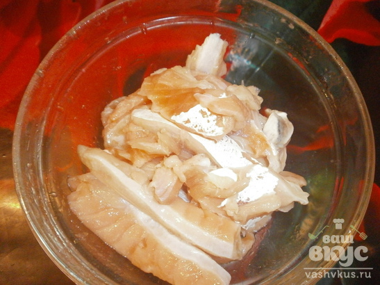 Соленые брюшки лосося с яблочным уксусом и луком