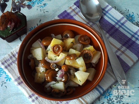 Салат из маринованных грибов и картофеля