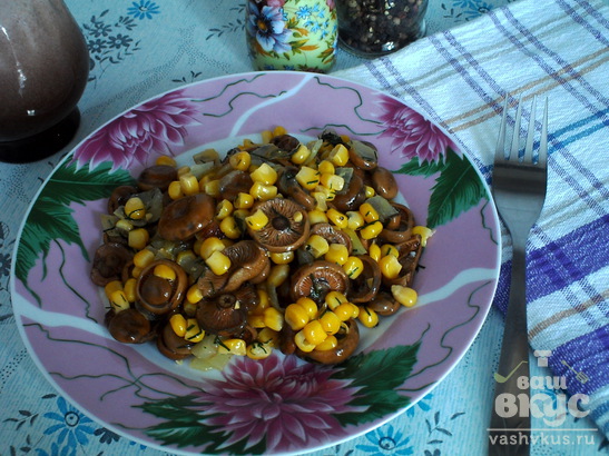Салат из маринованных грибов с консервированной кукурузой
