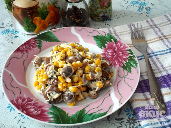 Салат с маринованными грибами, кукурузой и сыром