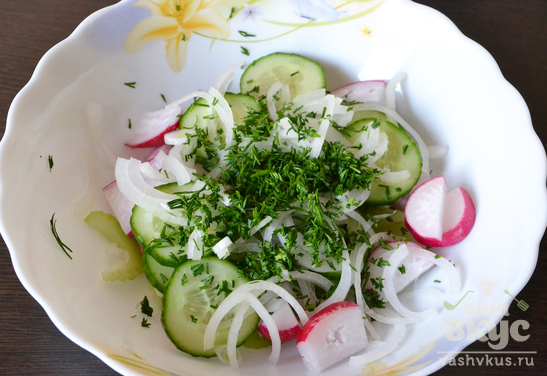 Салат с сельдереем, редисом и огурцом